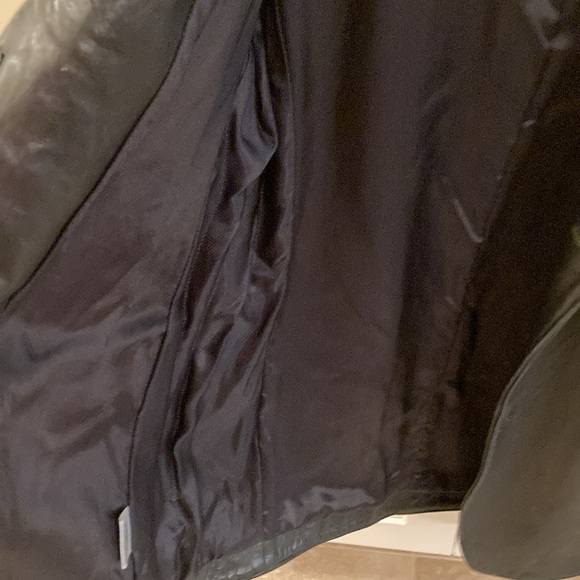 Men's Italian black leather jacket. Fully lined. Super soft. Lots of pockets - Picture 4 of 5